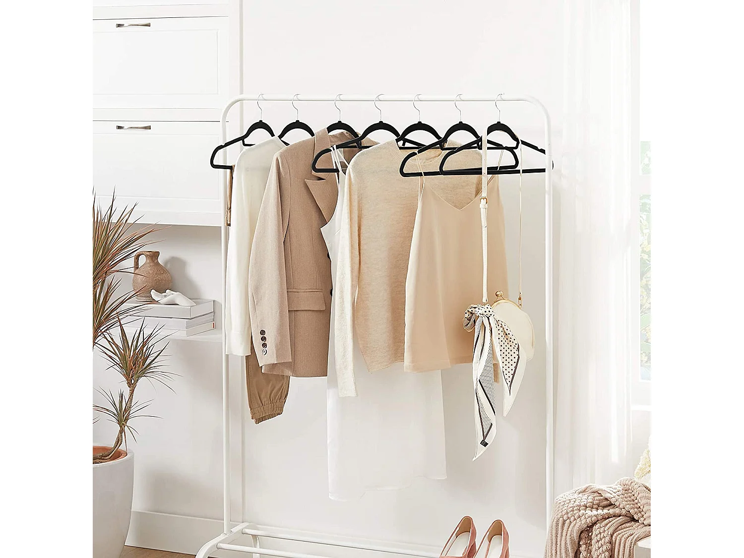 Cintres en velours noir Valora 50 pièces avec crochets rotatifs