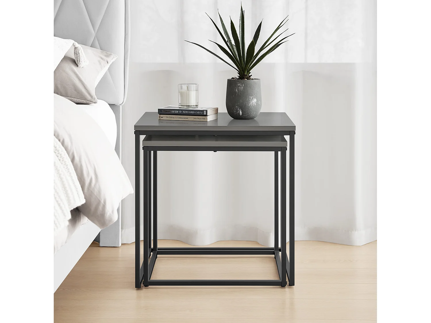 Tables basses carrées Valora, lot de 2 | Plateau en béton et cadre en acier noir