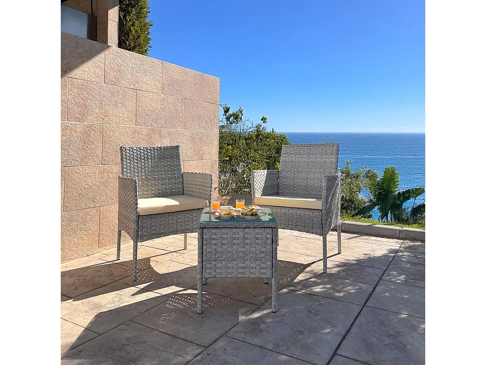 Set de jardín de ratán – 3 piezas, 2 sillas con cojines y mesa de cristal – Yoevu