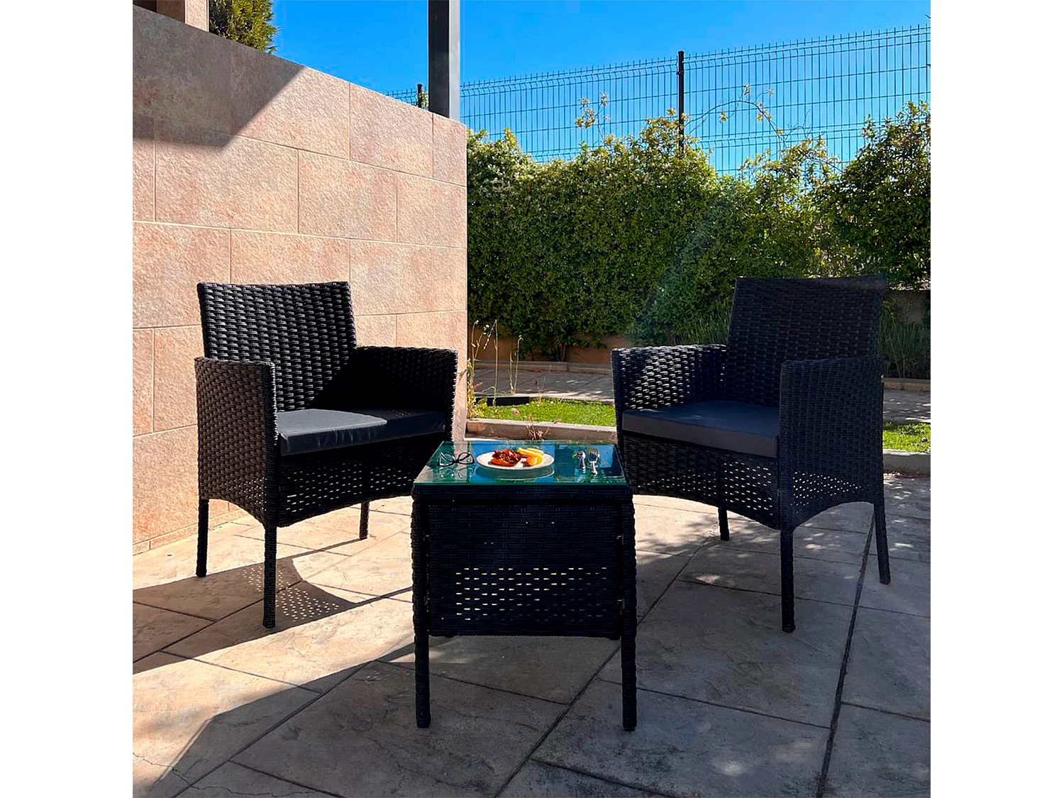 Set de jardín de ratán – 3 piezas, 2 sillas con cojines y mesa de cristal – Yoevu