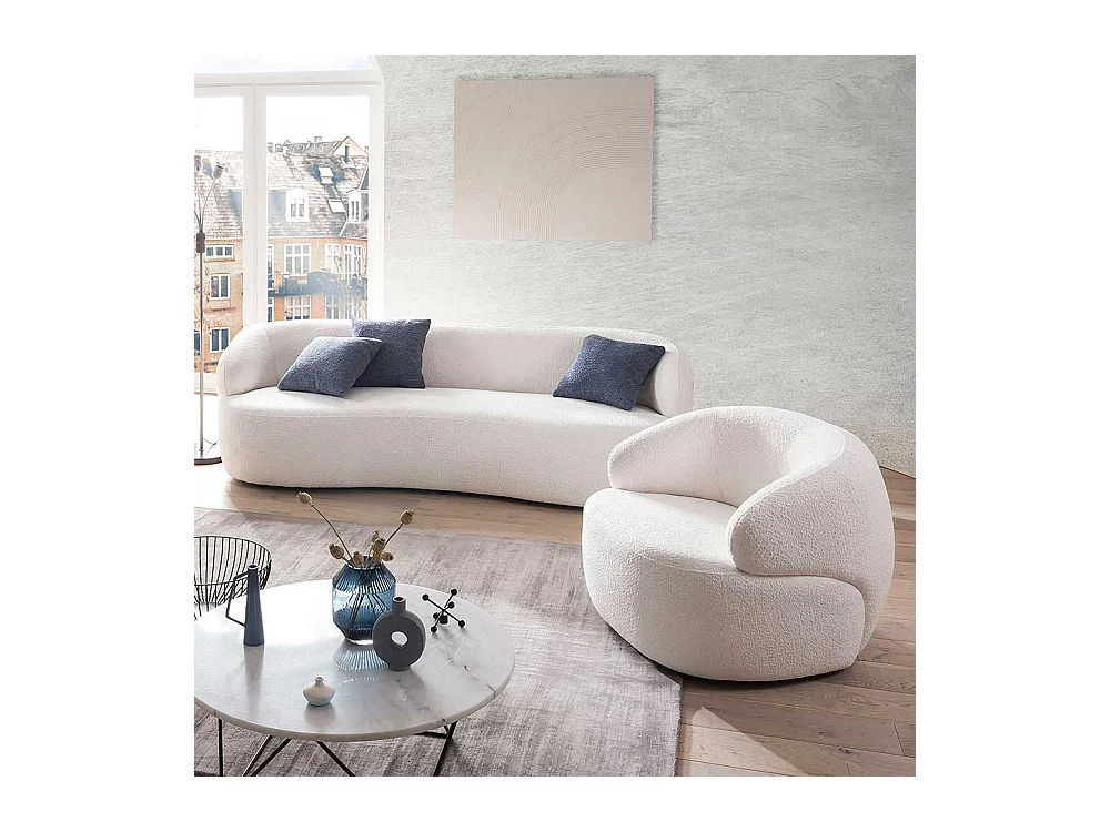Weißer Polstersessel im Skandi Design Boucle Stoff Bezug