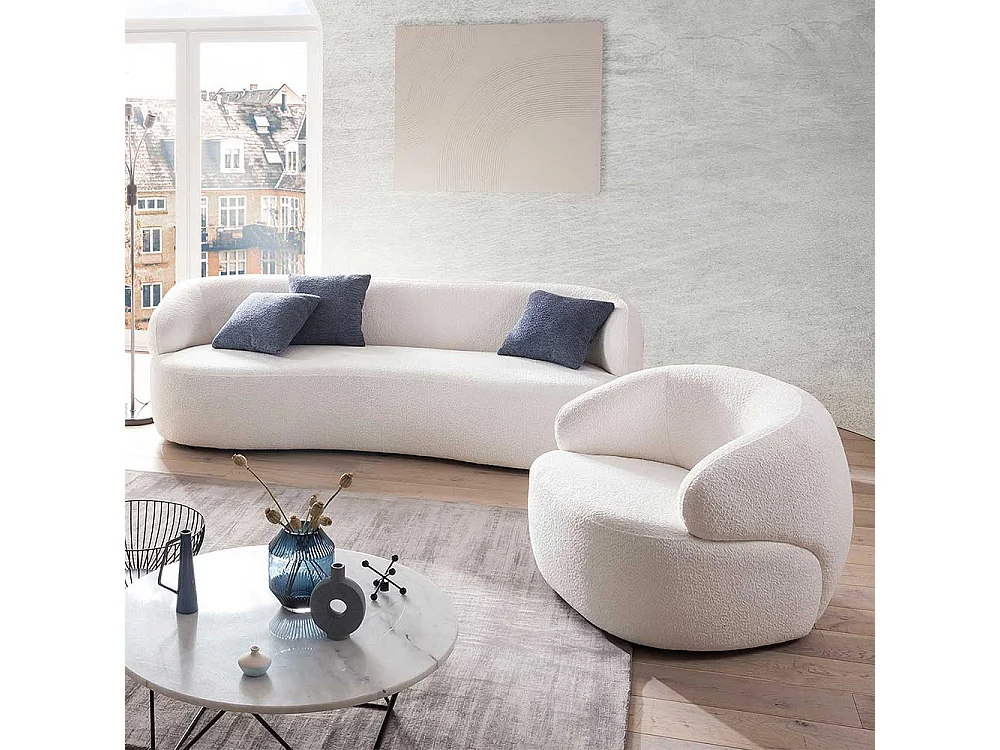 Weißer Polstersessel im Skandi Design Boucle Stoff Bezug