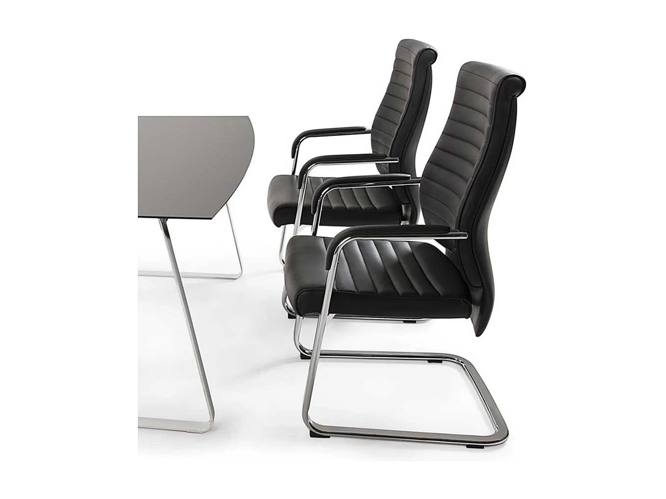 Armstuhl in Schwarz Leder Made in Germany