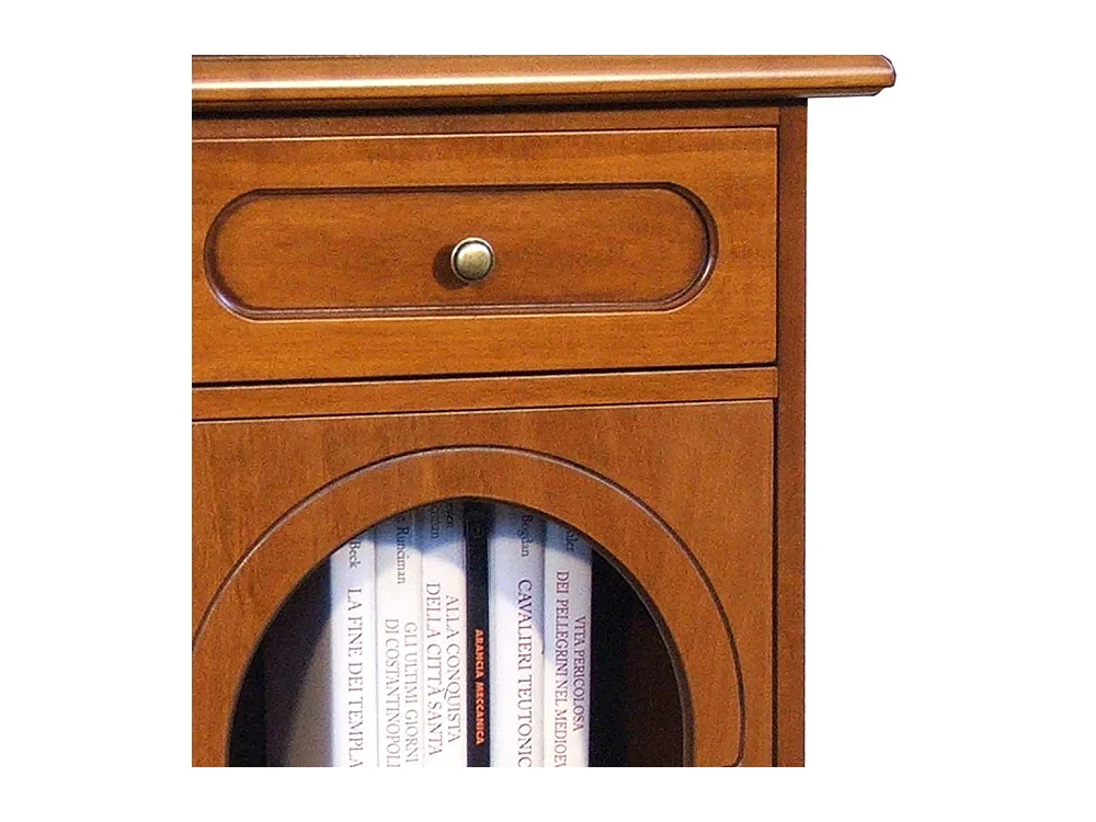 Nussbaumfarbige Kommode mit Glastür einer Schublade