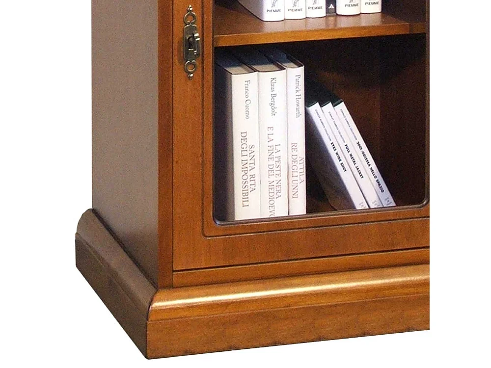 Nussbaumfarbige Kommode mit Glastür einer Schublade