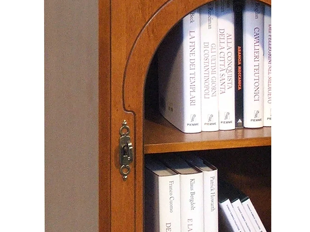 Nussbaumfarbige Kommode mit Glastür einer Schublade