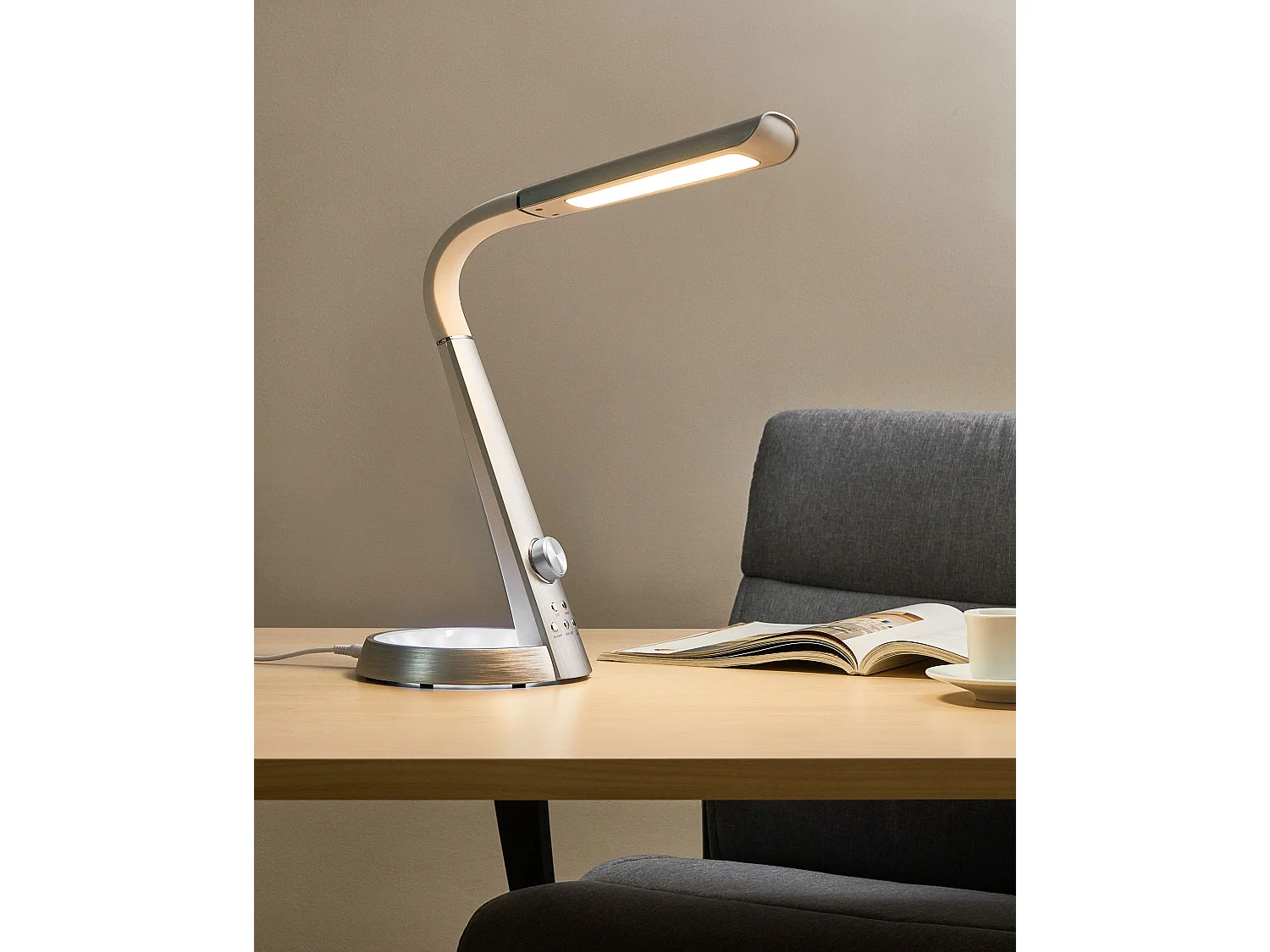Lampe de bureau LED CANOPUS avec port USB Argenté