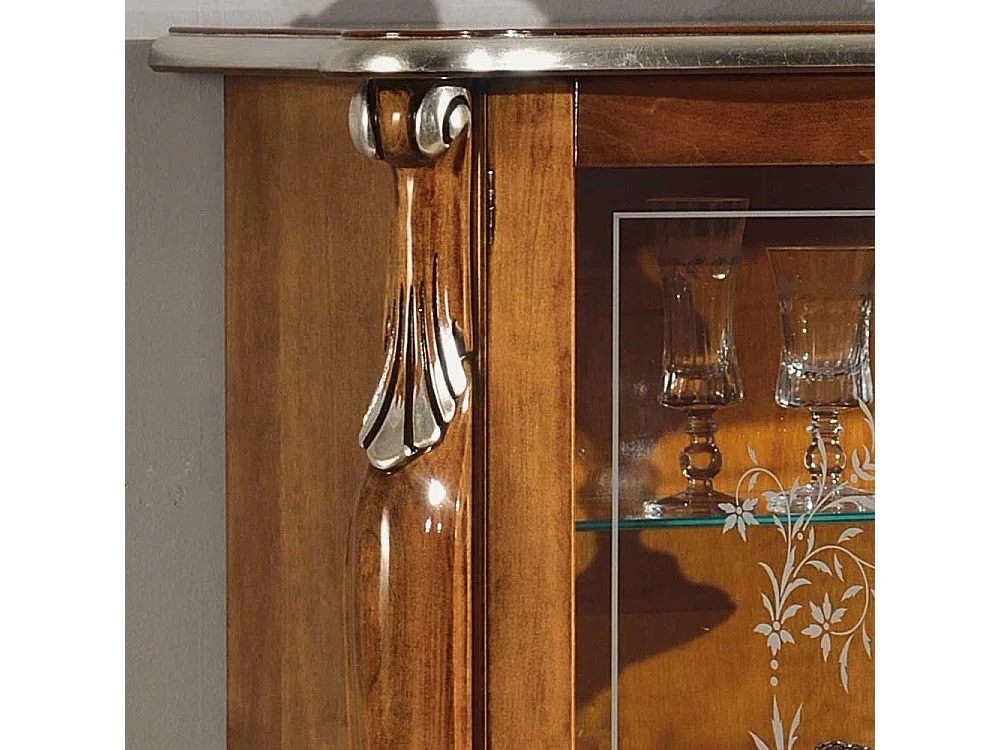 Esszimmerschrank in Nussbaumfarben italienischen Stil