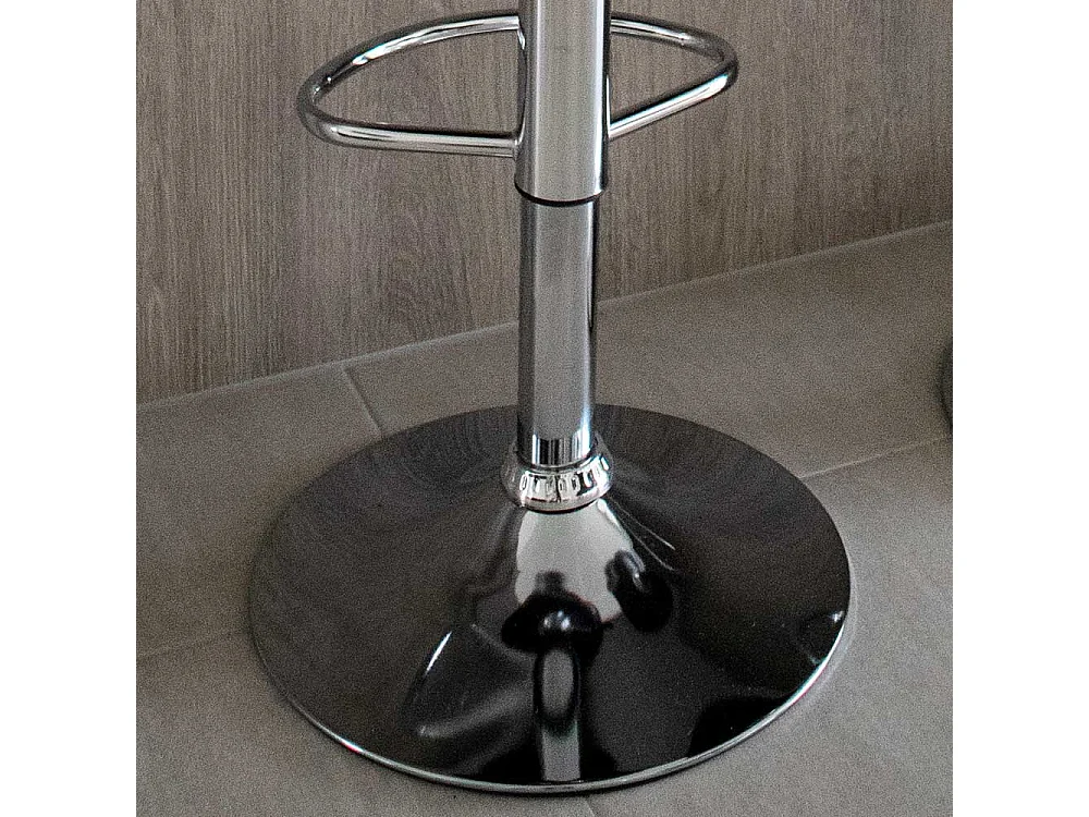 Barhocker aus Kunstleder in Schwarz Metall in Chromfarben (2er Set)