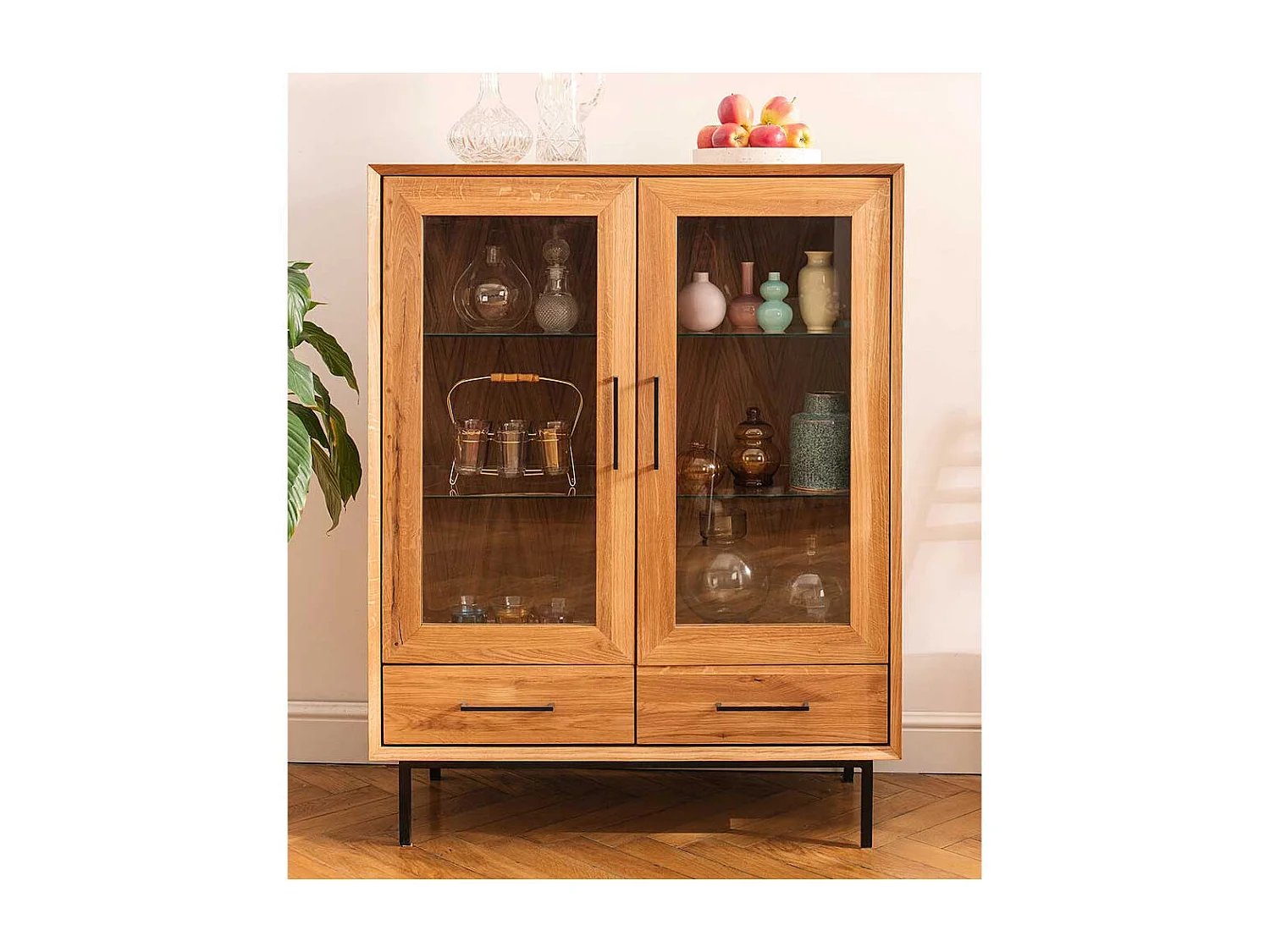 Wohnzimmer Vitrinenschrank massiv aus Wildeiche zwei Schubladen