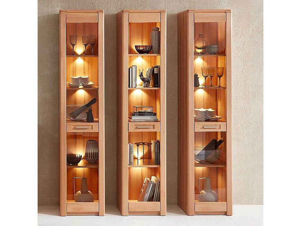 Vitrinenschrank in Kernbuchefarben teilmassiv LED Beleuchtung