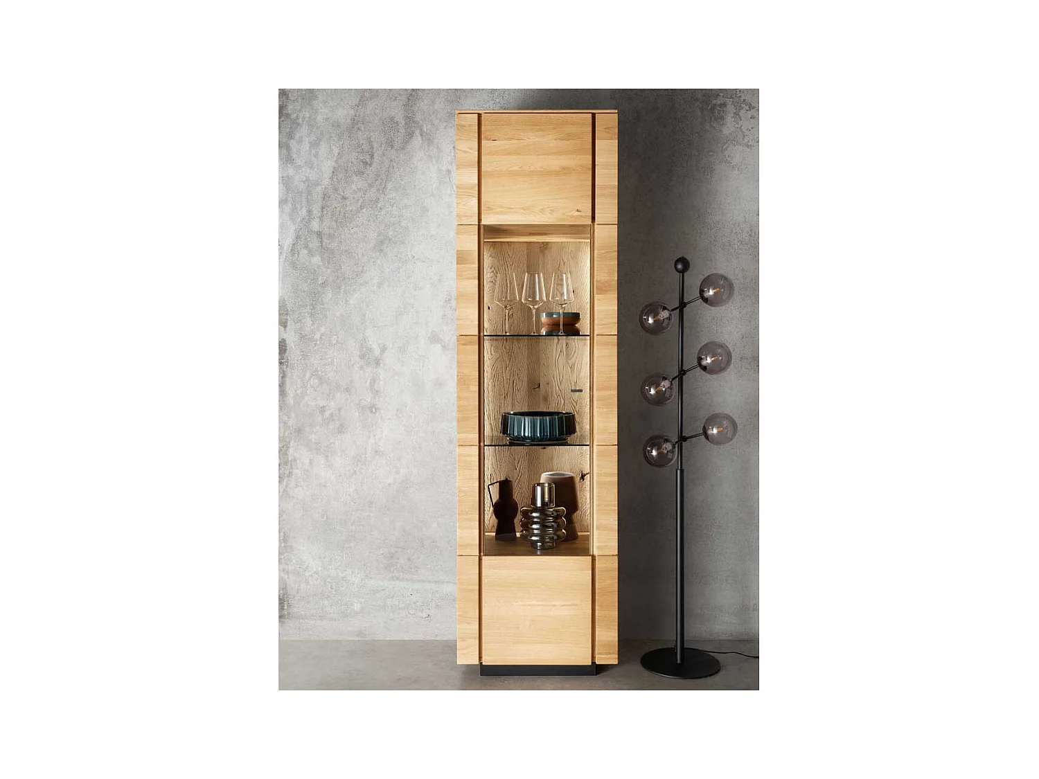 Wohnzimmer Vitrinenschrank aus Wildeiche Massivholz LED Beleuchtung