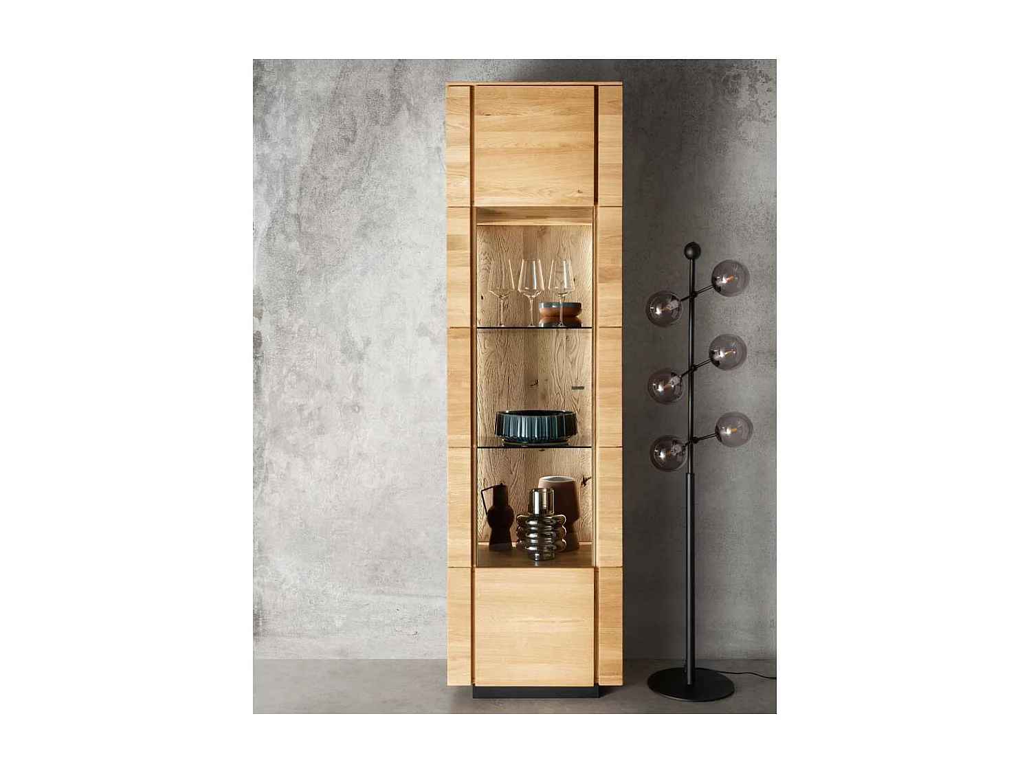 Wohnzimmer Vitrinenschrank aus Wildeiche Massivholz LED Beleuchtung