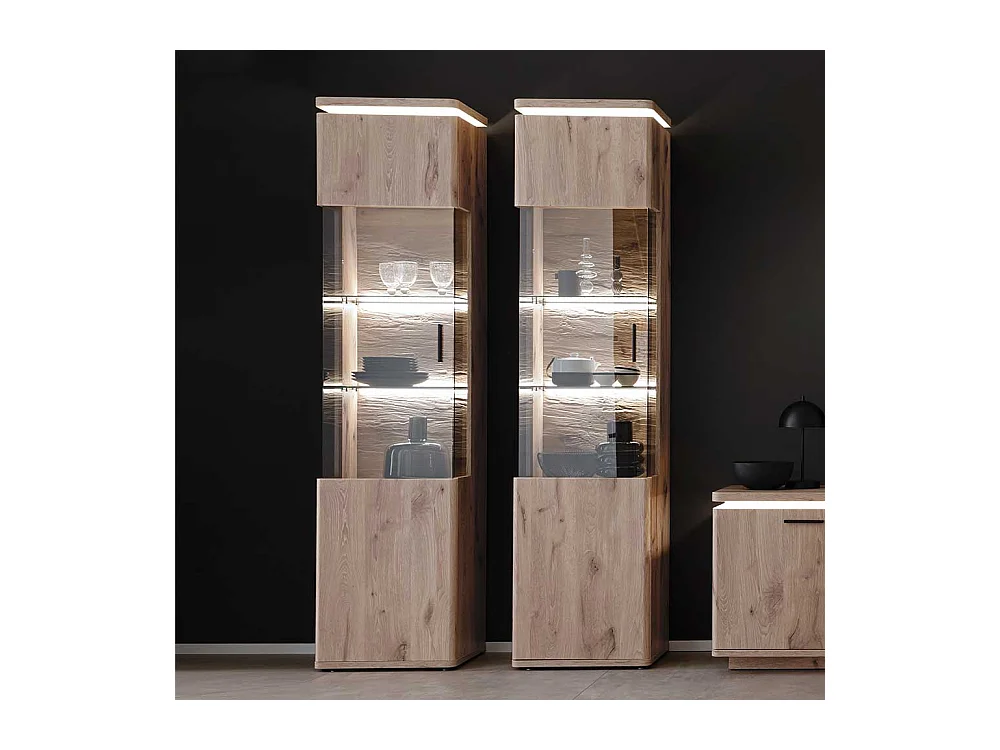 Hohe Schrank Vitrine in Wildeichefarben LED Beleuchtung