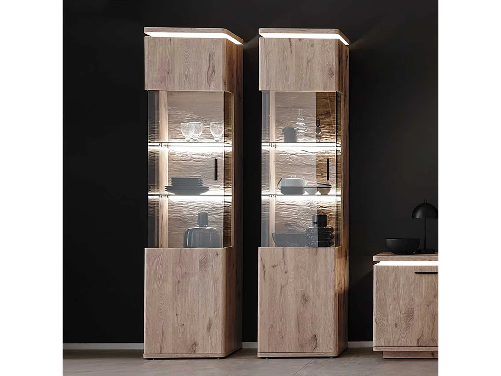 Hohe Schrank Vitrine in Wildeichefarben LED Beleuchtung