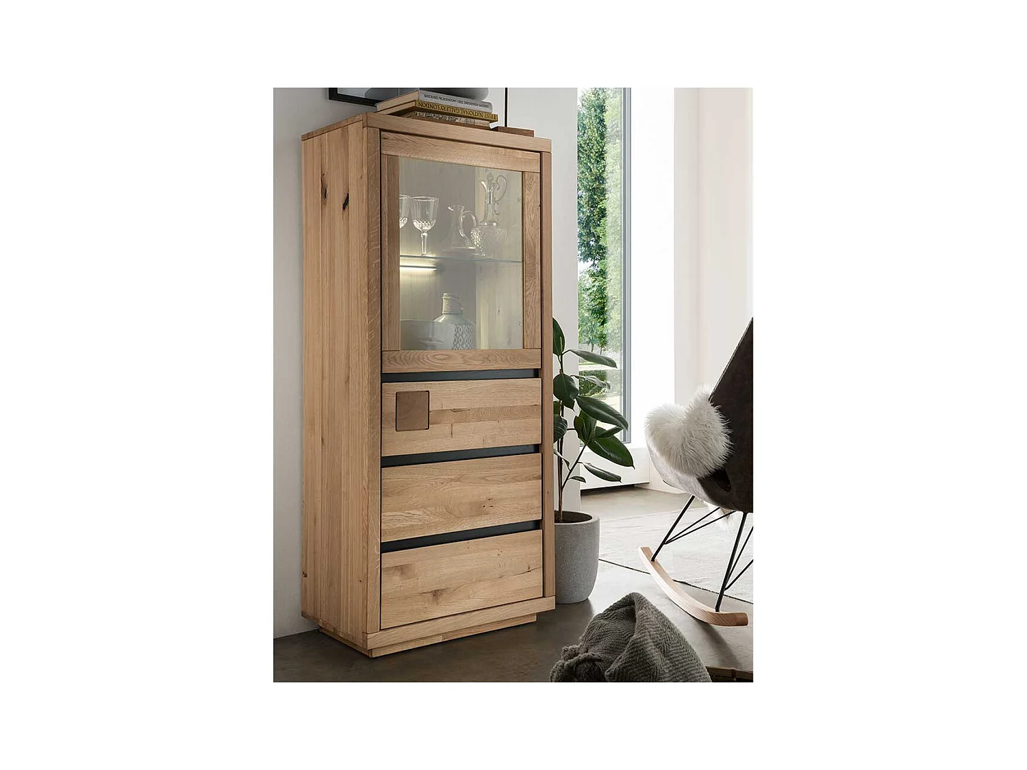 Vitrinenschrank Wildeiche aus Massivholz drei Schubladen