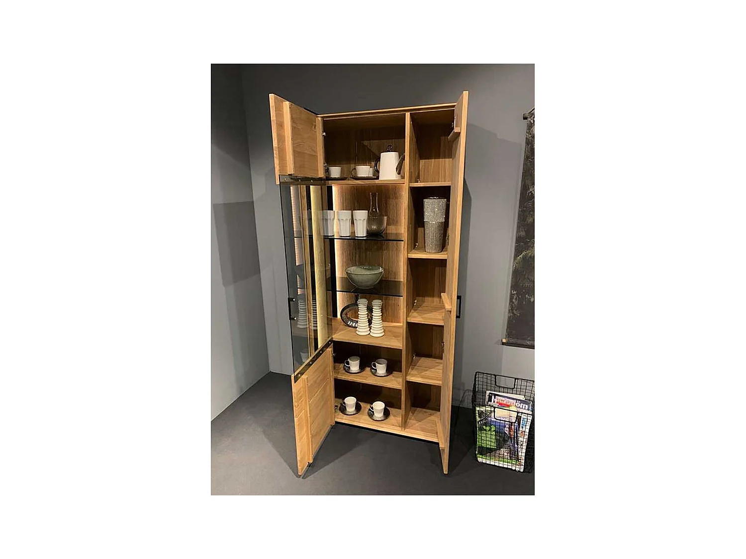 XL Schrank Vitrine in Asteichefarben Massivholz und Glas