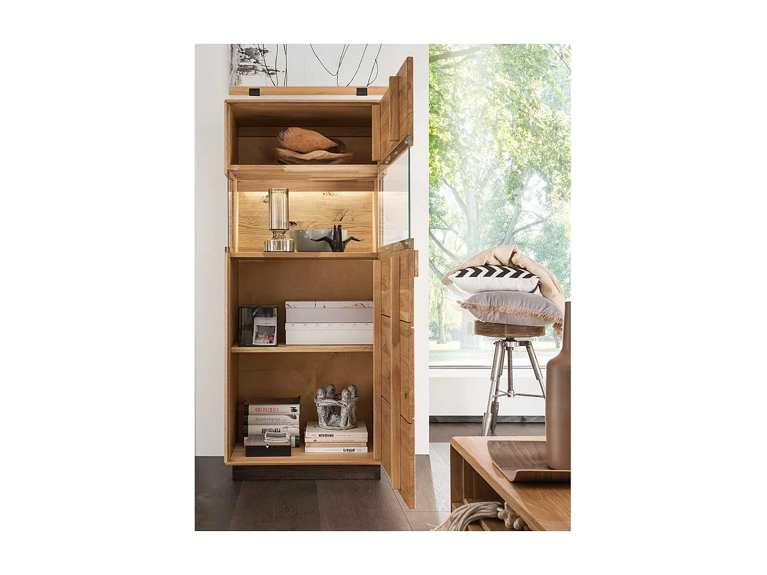 Massive Wohnzimmer Vitrine aus Wildeiche und Eiche LED Beleuchtung