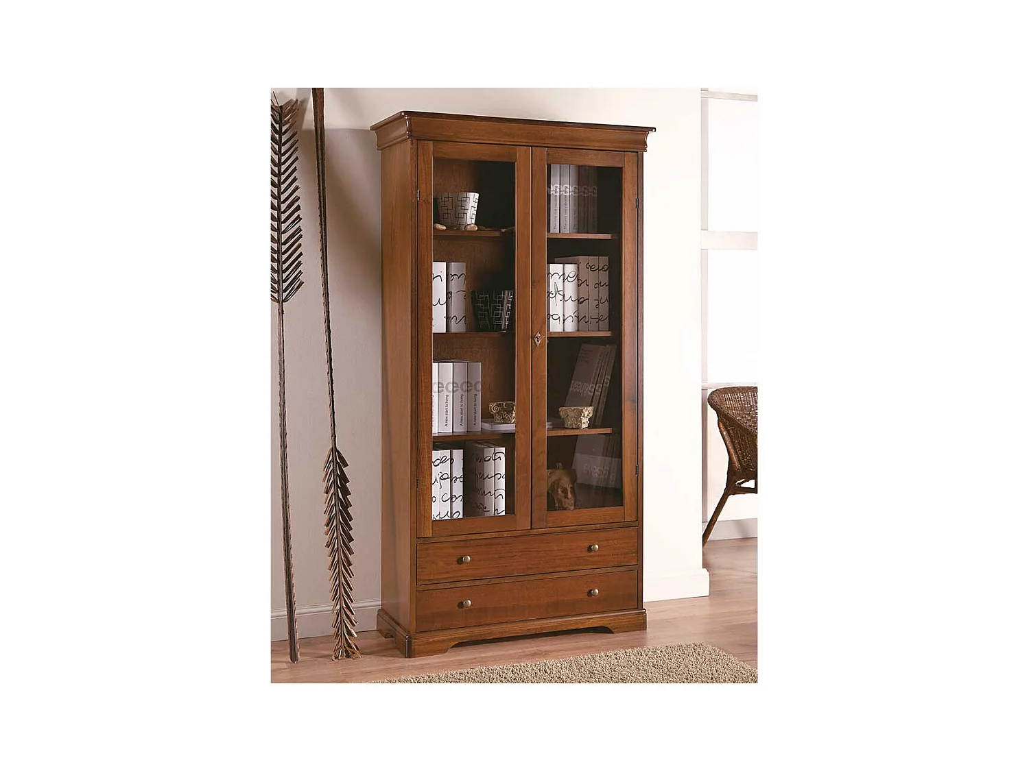 Klassische Vitrine Stilmöbel in Nussbaumfarben zwei Schubladen und Glastüren