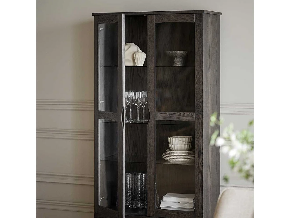 Skandi Vitrine in Eiche Dunkelbraun zwei Glastüren und einer Schublade