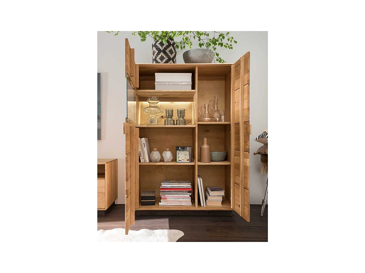 Moderne Vitrine aus Wildeiche und Eiche Massivholz 2 Türen