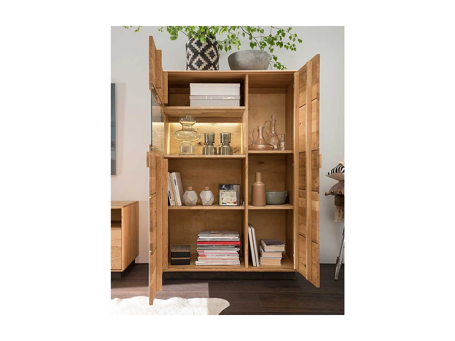 Moderne Vitrine aus Wildeiche und Eiche Massivholz 2 Türen