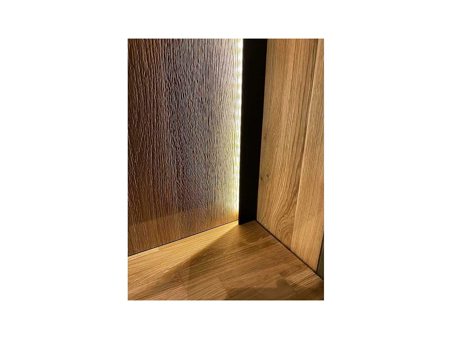 XL Schrank Vitrine in Asteichefarben Massivholz und Glas