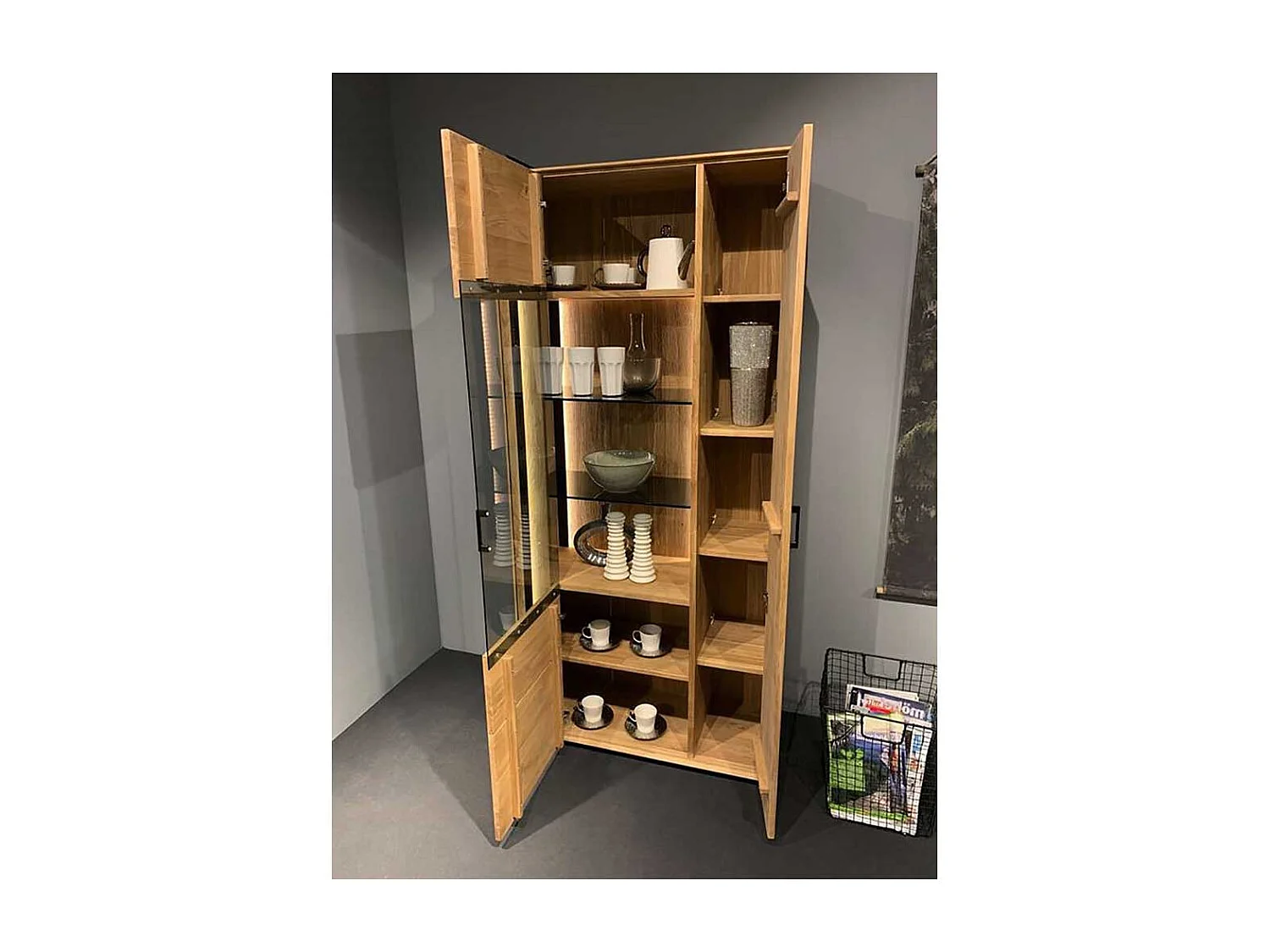 XL Schrank Vitrine in Asteichefarben Massivholz und Glas