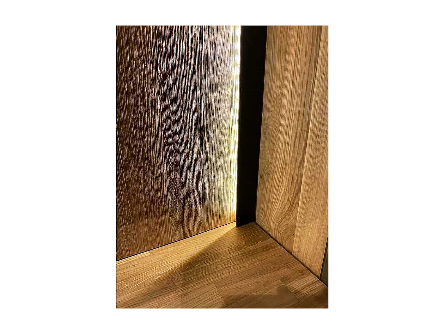 XL Schrank Vitrine in Asteichefarben Massivholz und Glas