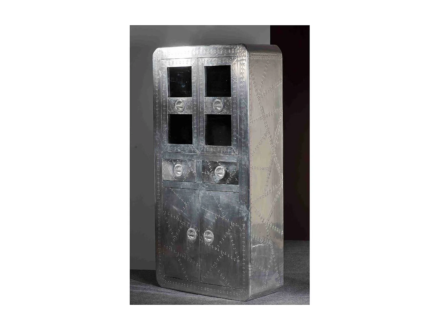 Standvitrine im Industry Style ausgefallen