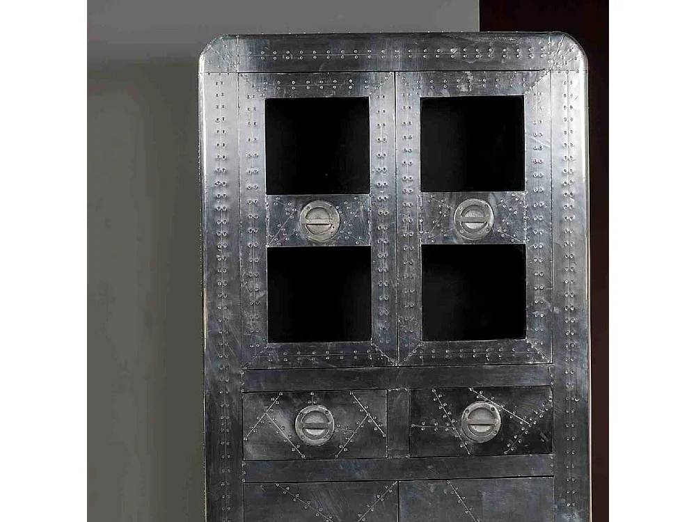 Standvitrine im Industry Style ausgefallen