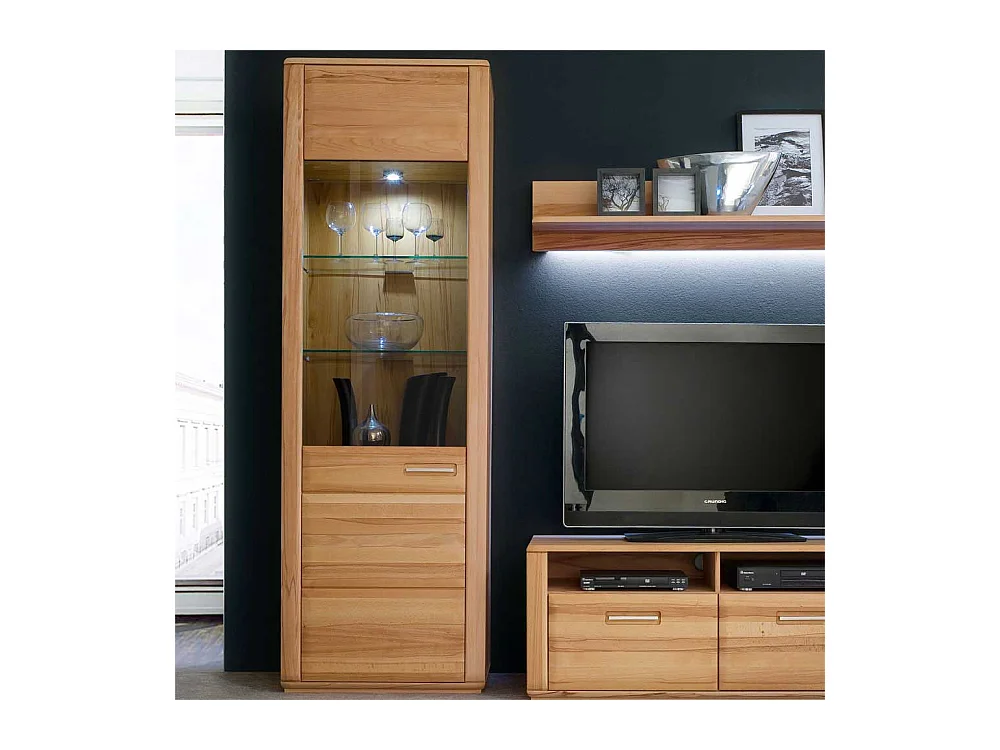 Standvitrine in Kernbuchefarben mit weißer Beleuchtung