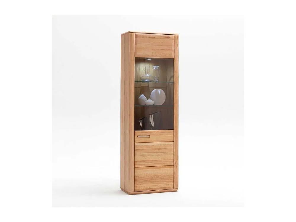 Standvitrine in Kernbuchefarben mit weißer Beleuchtung