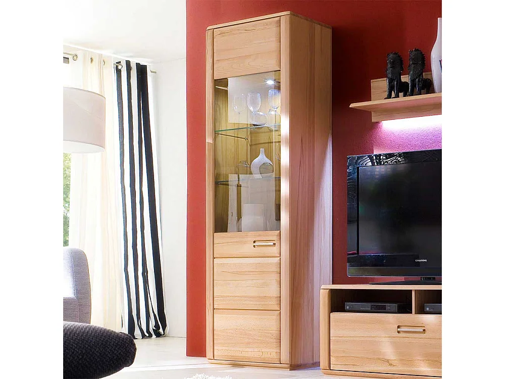 Standvitrine in Kernbuchefarben mit weißer Beleuchtung