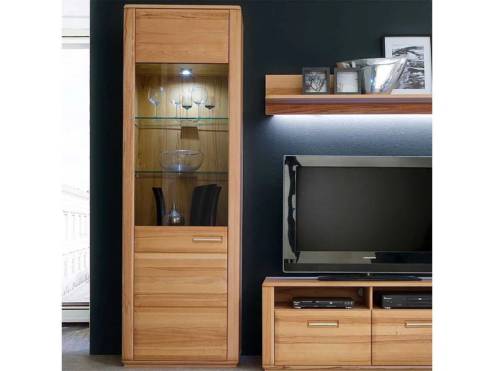 Standvitrine in Kernbuchefarben mit weißer Beleuchtung