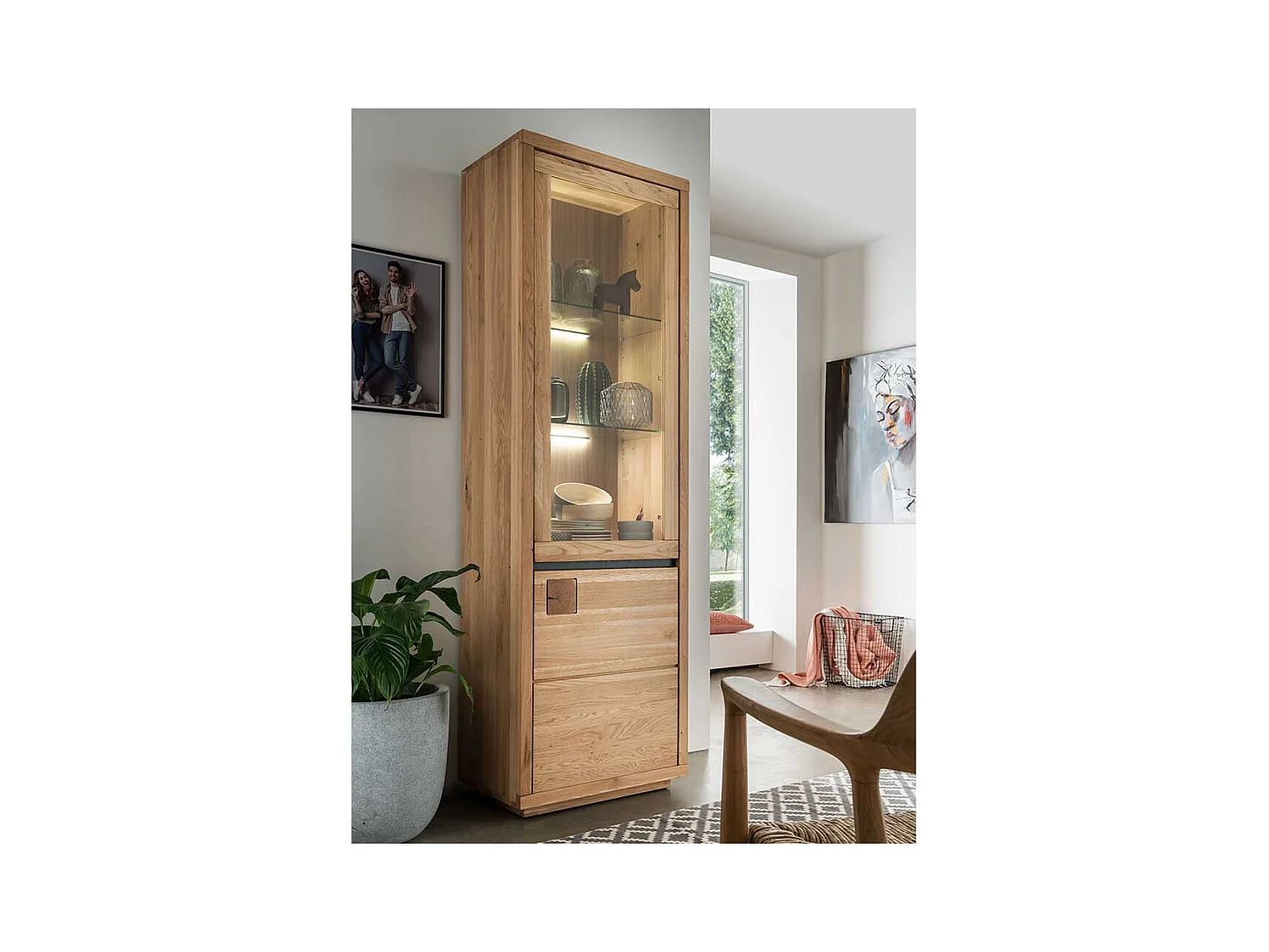 Wohnzimmervitrine aus Wildeiche Massivholz Hirnholzeinlage