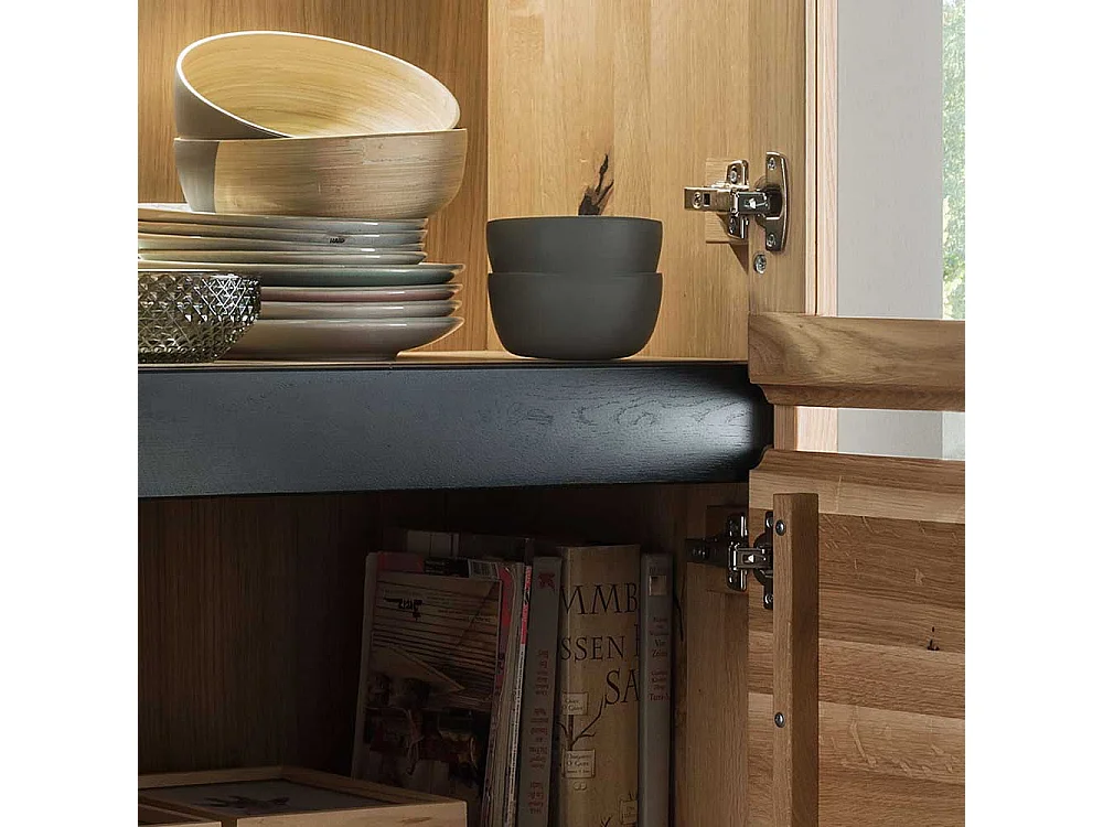 Wohnzimmervitrine aus Wildeiche Massivholz Hirnholzeinlage