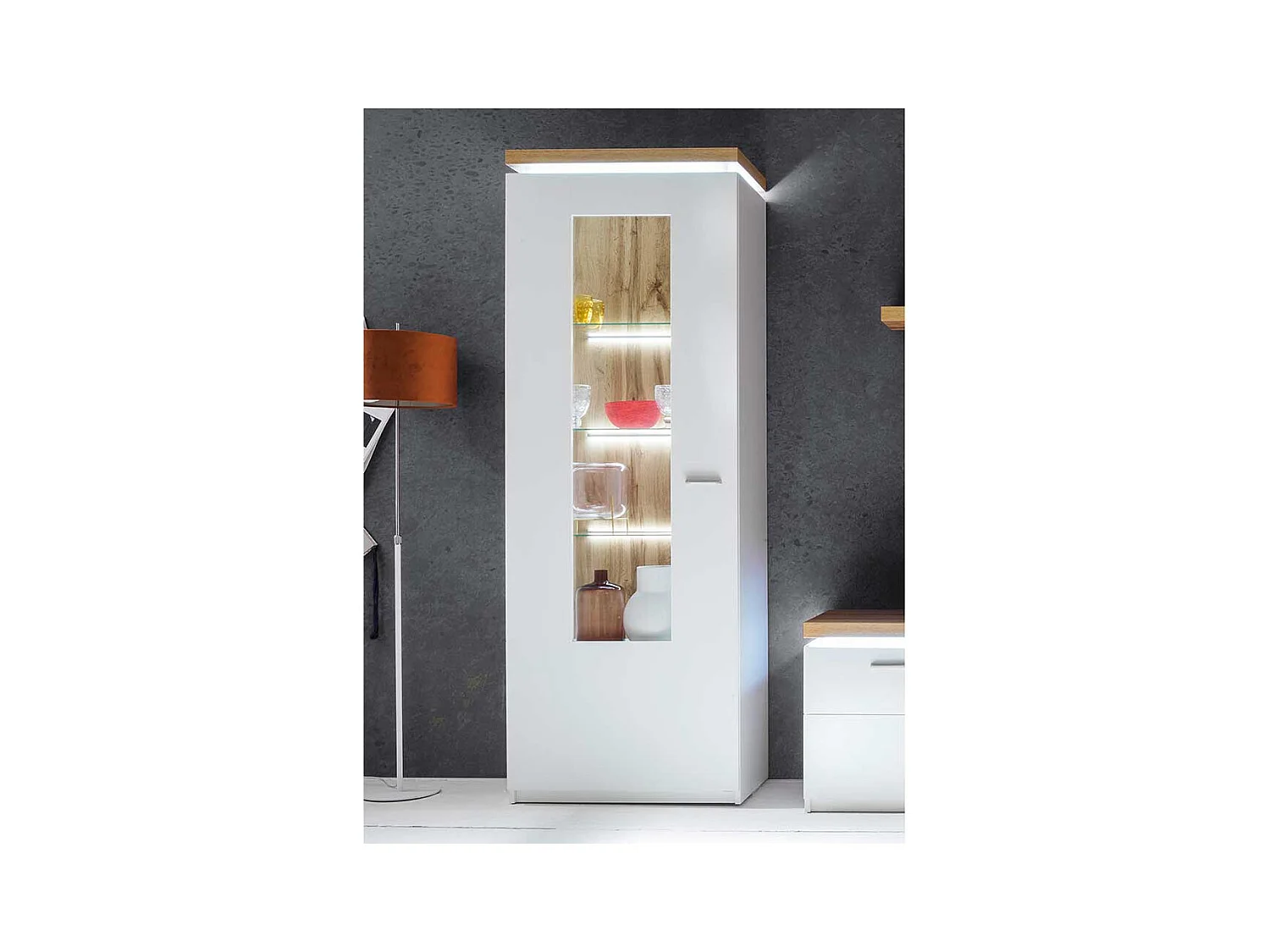 Wohnzimmervitrine in Weiß und Wildeiche Optik 70 cm breit