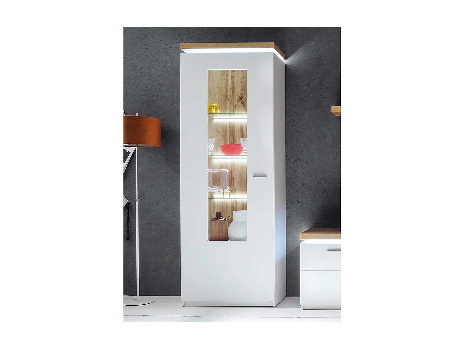 Wohnzimmervitrine in Weiß und Wildeiche Optik 70 cm breit