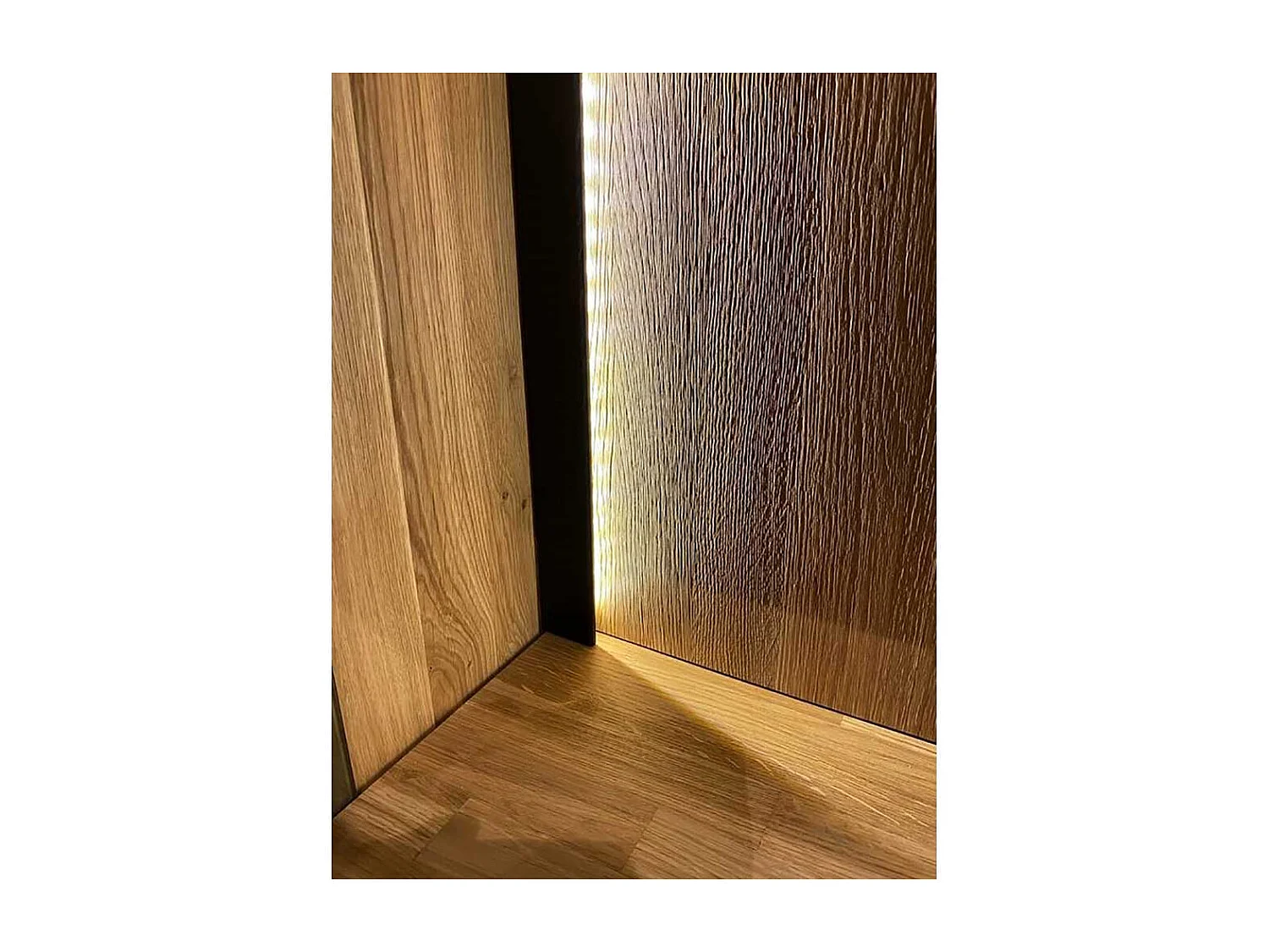 XL Wohnzimmervitrine in Asteichefarben Massivholz und Glas