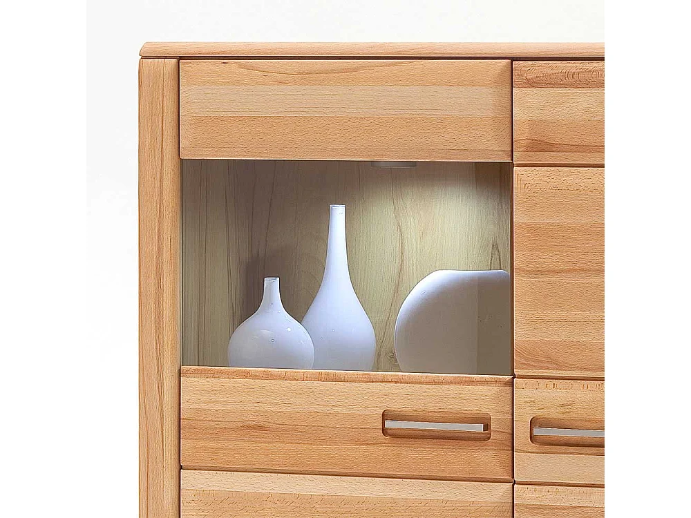 Wohnzimmervitrine in Kernbuchefarben weiße Beleuchtung