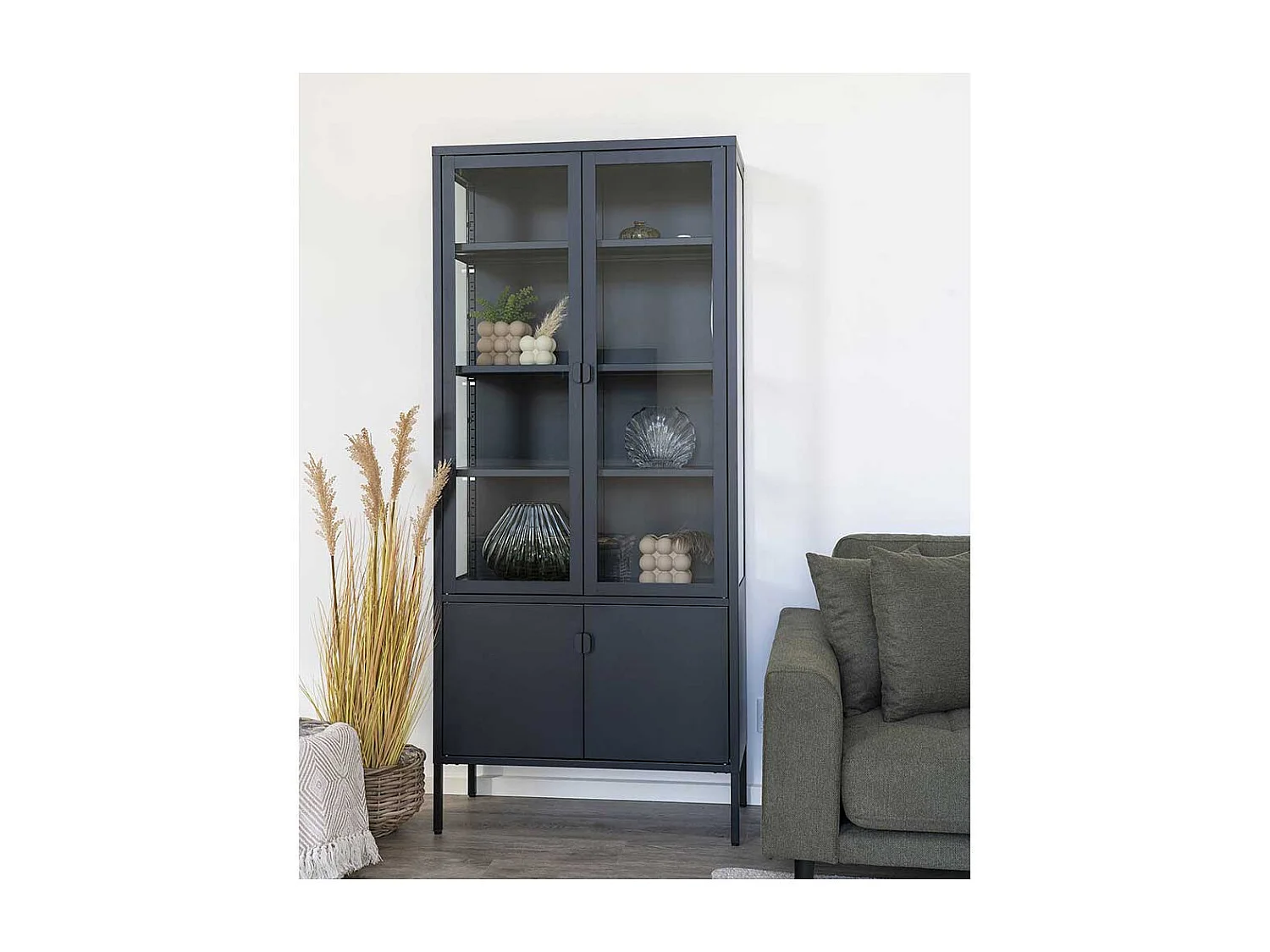 Wohnzimmervitrine Standvitrine aus Stahl in Schwarz