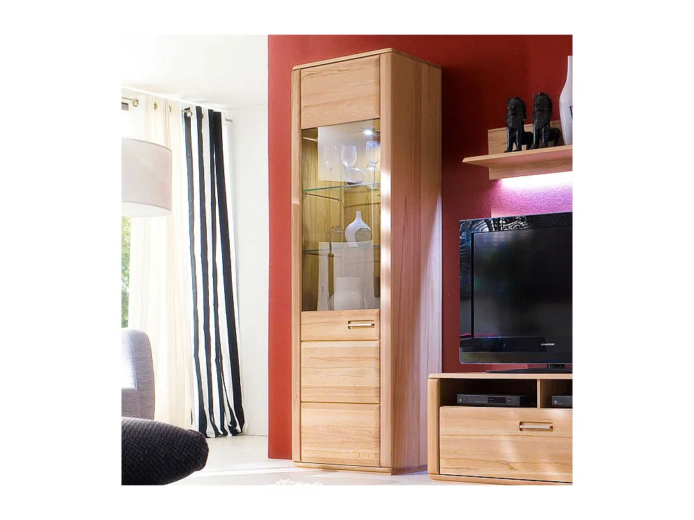 Standvitrine in Kernbuchefarben mit weißer Beleuchtung