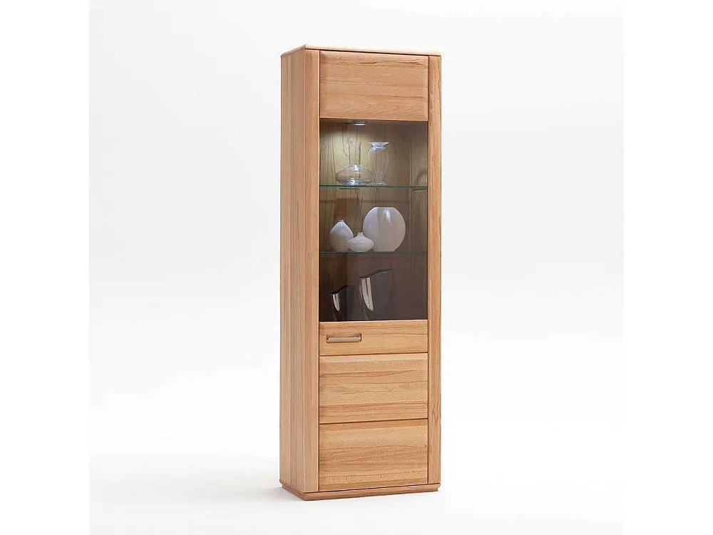 Standvitrine in Kernbuchefarben mit weißer Beleuchtung
