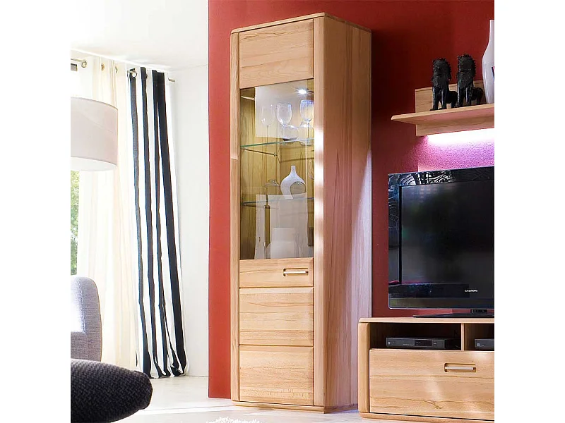 Standvitrine in Kernbuchefarben mit weißer Beleuchtung