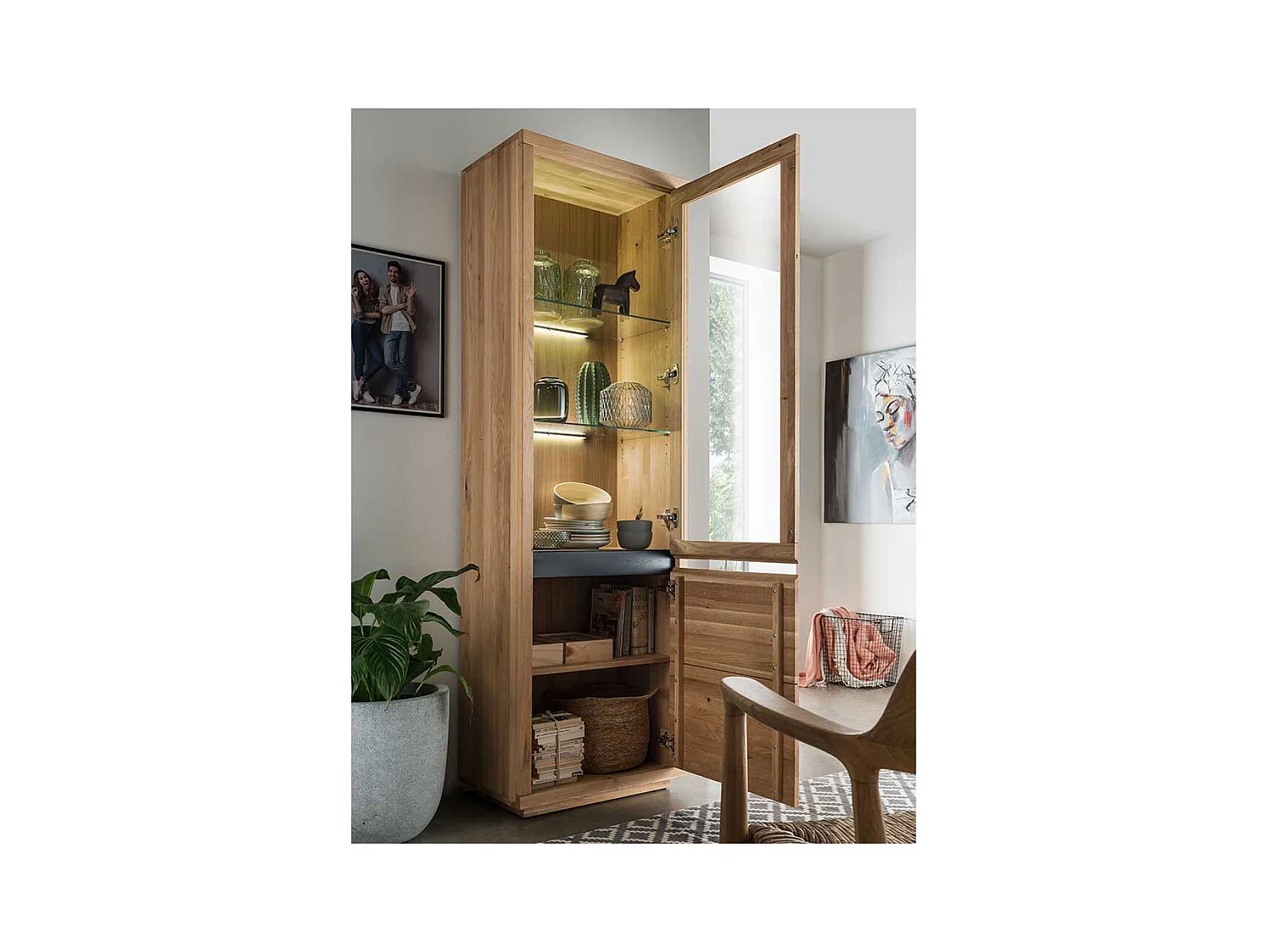 Wohnzimmervitrine aus Wildeiche Massivholz Hirnholzeinlage