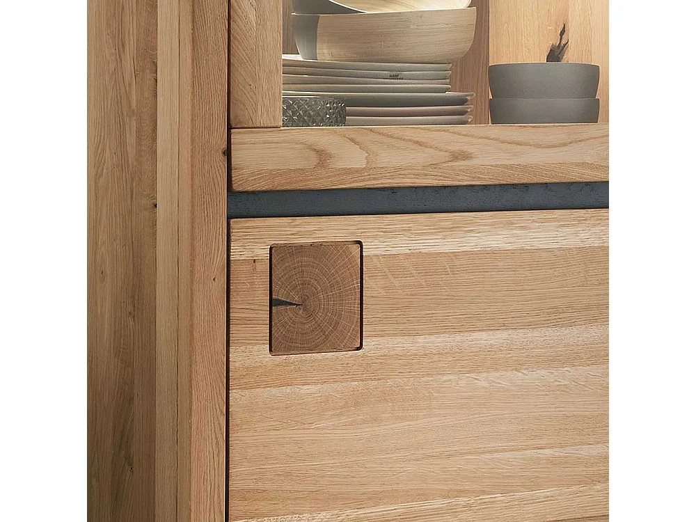 Wohnzimmervitrine aus Wildeiche Massivholz Hirnholzeinlage