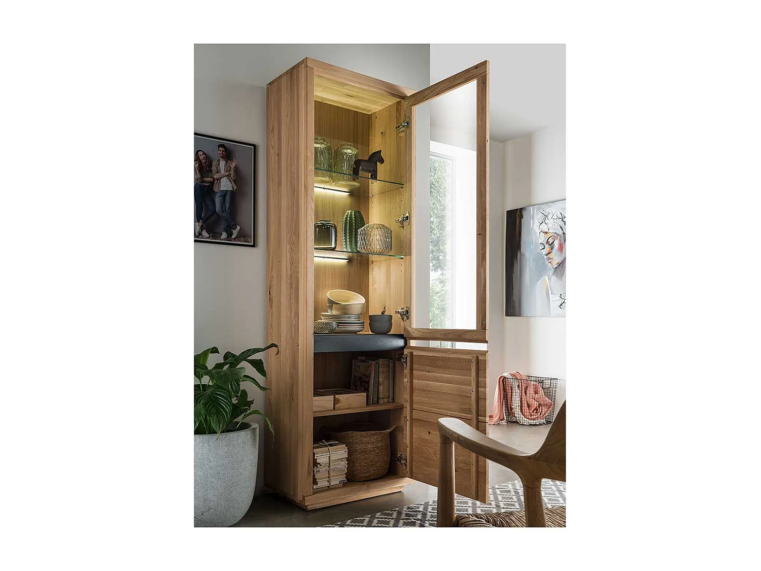 Wohnzimmervitrine aus Wildeiche Massivholz Hirnholzeinlage