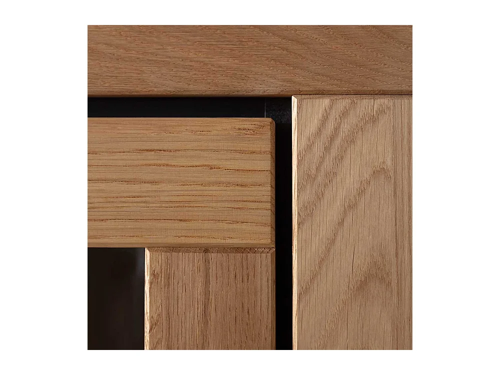 Wohnzimmervitrinenschrank in Wildeichefarben teilmassiv