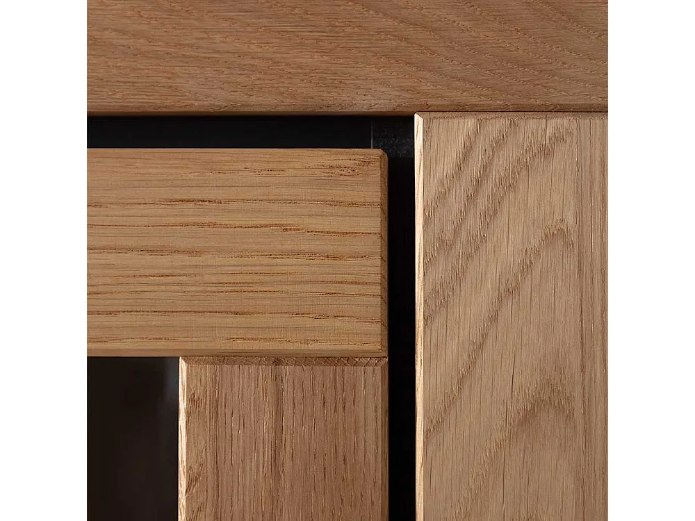 Wohnzimmervitrinenschrank in Wildeichefarben teilmassiv